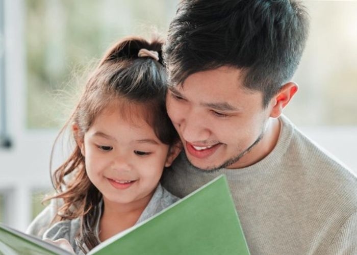 Ayah Ambil Rapor Anak, Ternyata Ini Dampak Besarnya bagi Prestasi dan Mental Anak