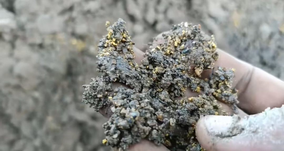 Kilau Tak Terduga Usai Banjir Bandang, Warga Aceh Temukan Diduga Butiran Emas di Sisa Lumpur