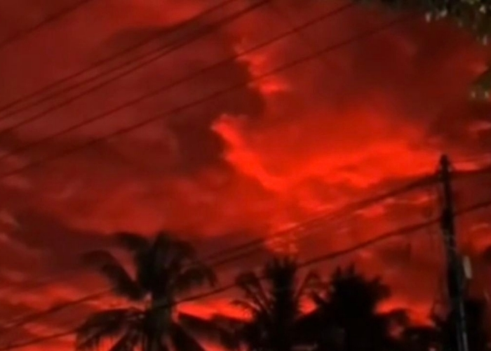 Geger Langit Merah Darah Menghantui Pesisir Pandeglang, Warga Cemas Ada Pertanda Apa?