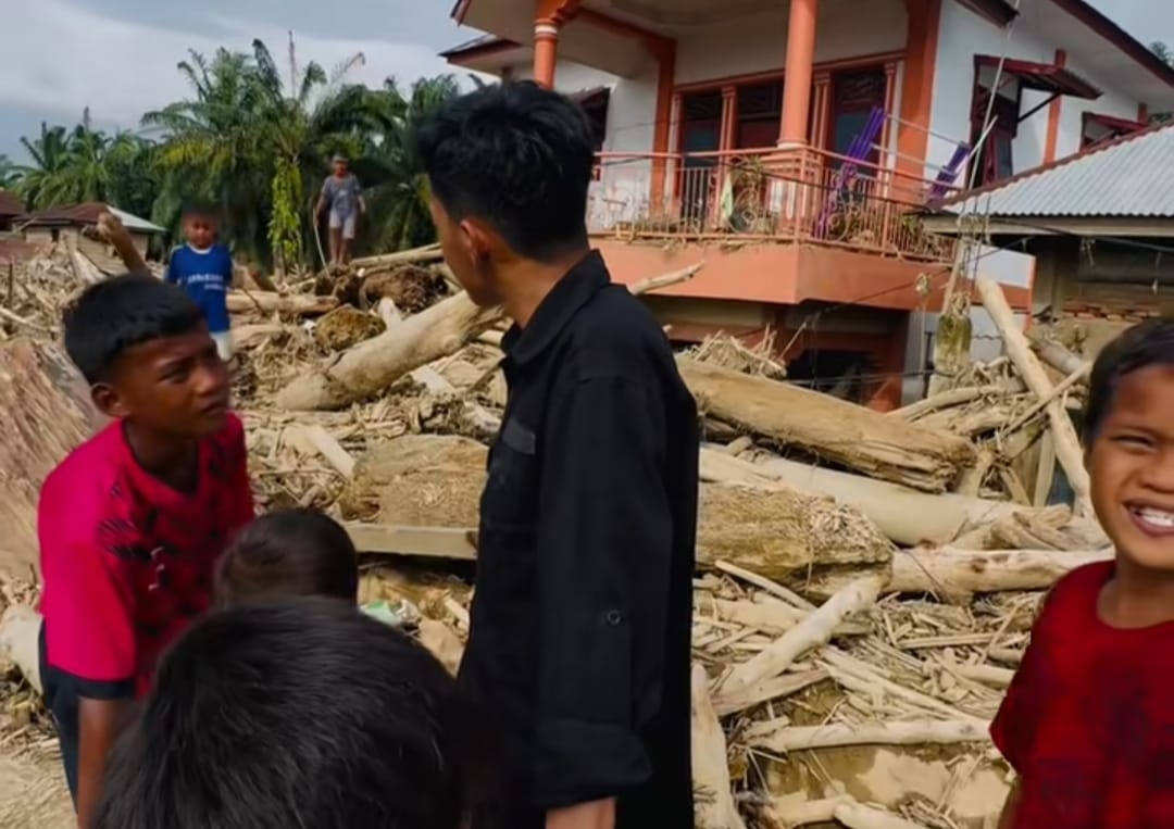 Di Tengah Puing Banjir Aceh, Anak-Anak Titip Pesan Harapan ke Presiden Prabowo: 'Minta Sepatu Boot Karena Sering Injak Paku'