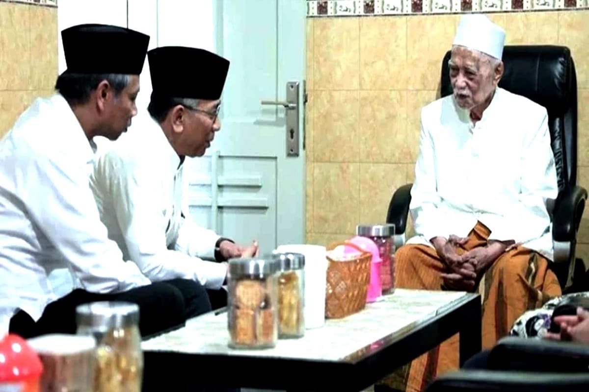 Eksklusif: Bocoran 'Skenario Lirboyo' Mengguncang PBNU, Gus Yahya Angkat Bicara di Tengah Isu Desakan Mundur