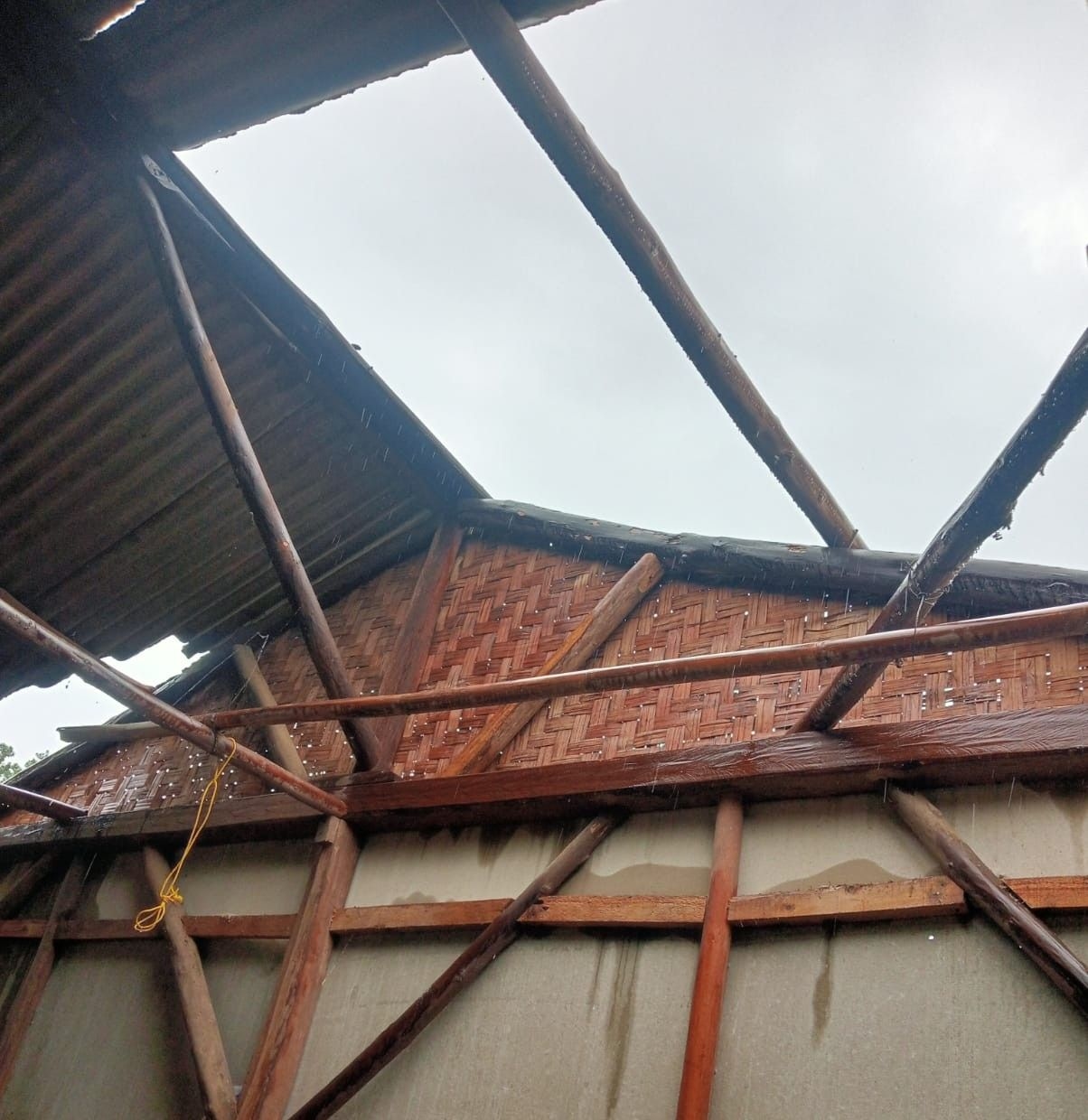 Angin Kencang Disertai Hujan Lebat Rusak 28 Rumah Warga di Cibaliung Pandeglang