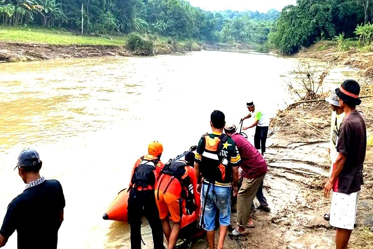 Tragedi di Sungai Ciujung: Nekat Seberangi Arus Deras Pakai Batang Pisang, Lansia di Lebak Hilang Terseret Arus