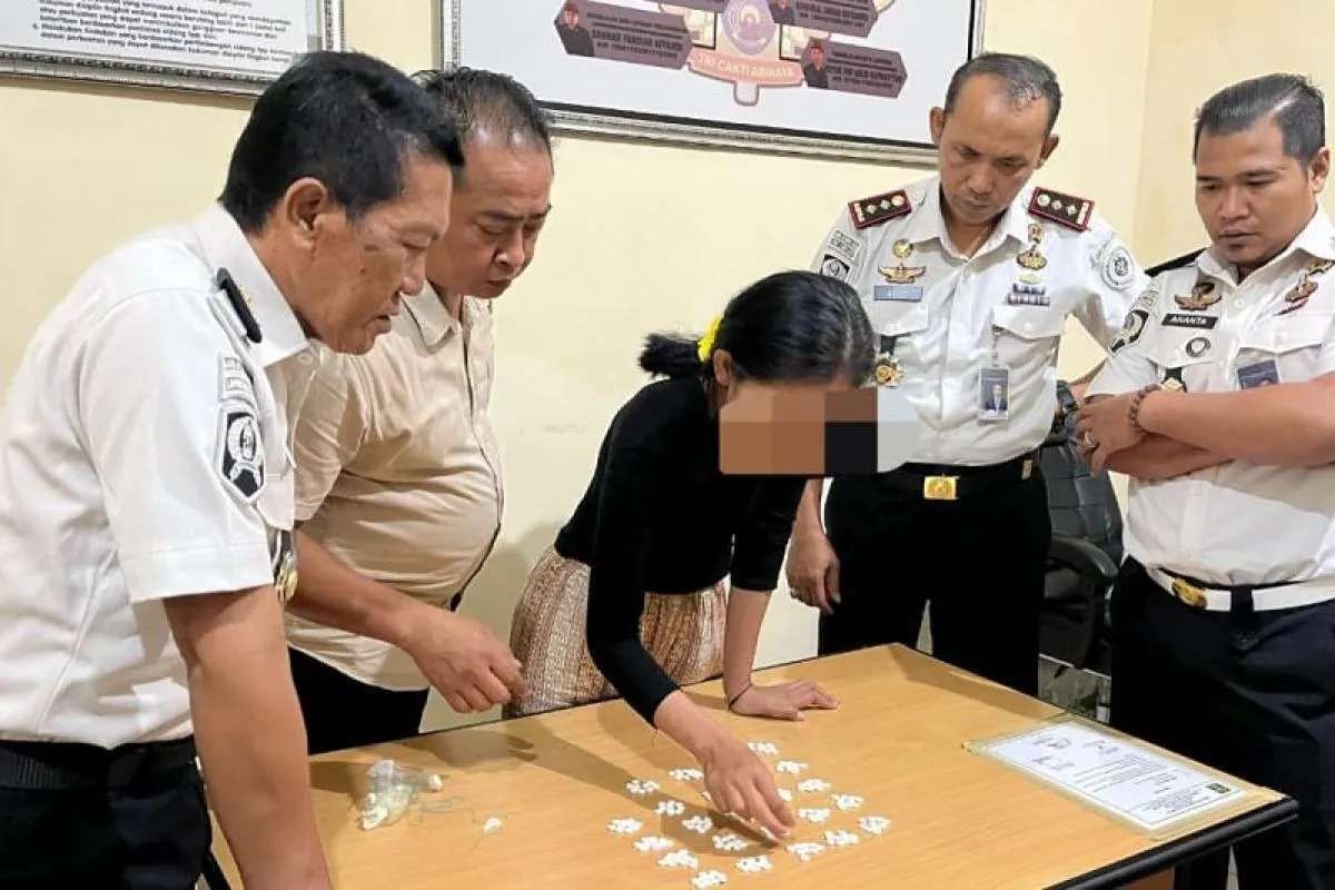 HEADLINE: Cinta Buta Berujung Pidana: Oknum Perawat PPPK Nekat Selundupkan Pil Koplo di Area Sensitif demi Suami di Lapas Lumajang