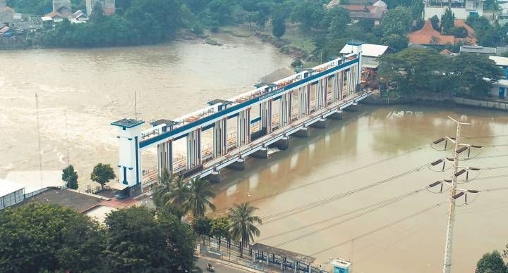 Ditengah Isu Pencemaran Pestisida, Warga Bantaran Cisadane Tetap Cuci Baju di Sungai