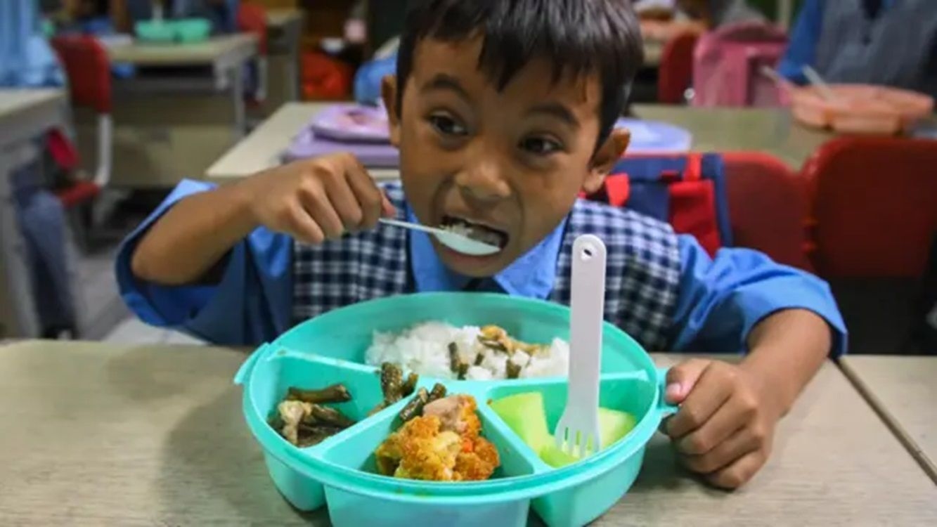 Nasib Tragis Siswa SD di Lampung: Makan Siang Gratis Berujung Keracunan, Guru Mengamuk!