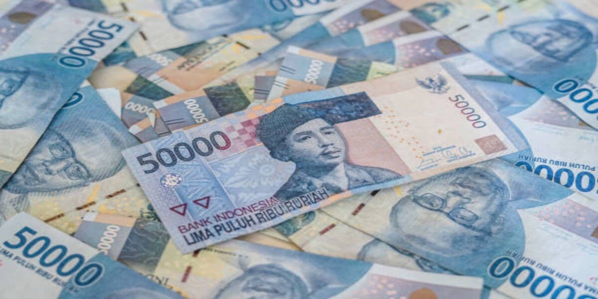 Rupiah Kembali Tertekan, Dolar AS Menguat dan Sinyal Suku Bunga Tinggi Masih Bertahan